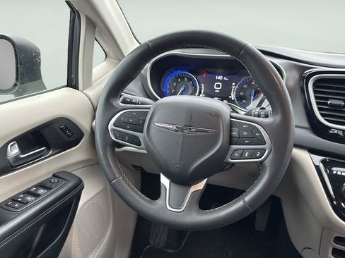 Used 2023 Chrysler Pacifica Touring-L FWD image 16