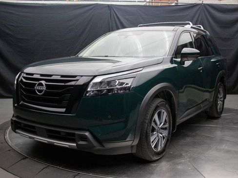 Used 2024 Nissan Pathfinder SL w/ Black Appearance Package image 6