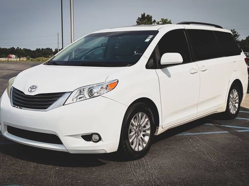 Used 2014 Toyota Sienna XLE FWD image 21