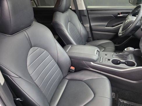 Used 2021 Toyota Highlander XLE FWD image 30