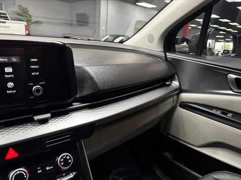 Used 2024 Kia Carnival LX FWD image 27