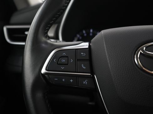 Used 2021 Toyota Highlander XLE AWD/4WD image 24