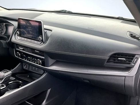 Used 2024 Nissan Rogue SV image 26