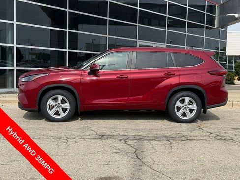Used 2023 Toyota Highlander LE AWD/4WD image 6