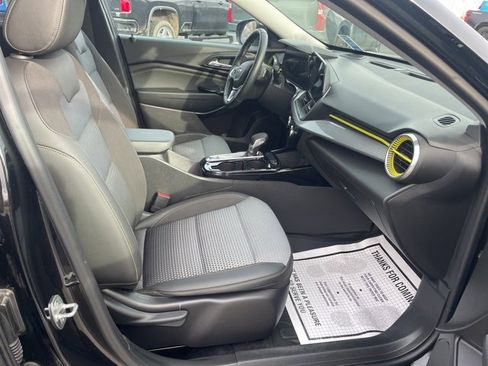 Used 2024 Chevrolet Trax LT w/ LT Convenience Package image 23