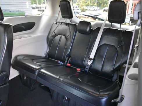 Used 2022 Chrysler Pacifica Touring-L FWD image 27