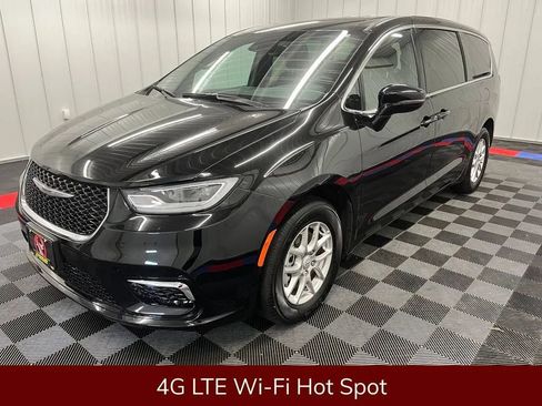 Used 2025 Chrysler Pacifica Select FWD image 8