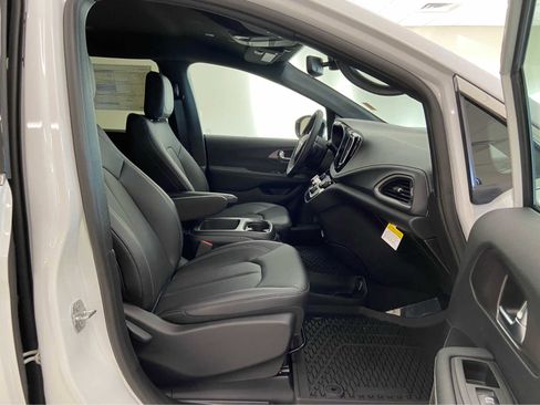 New 2025 Chrysler Pacifica Select image 18