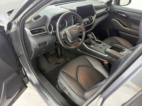 Used 2023 Toyota Highlander XLE image 11