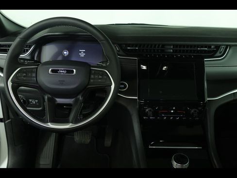 Used 2025 Jeep Grand Cherokee Laredo X w/ Luxury Tech Group I image 18