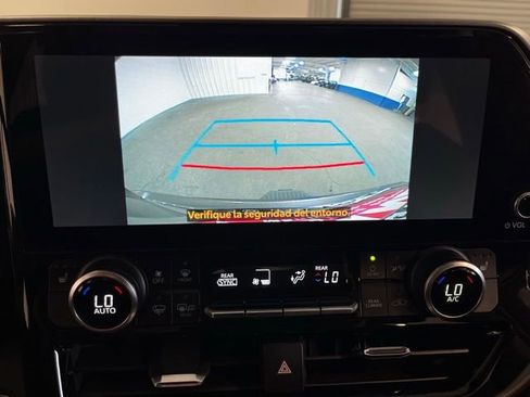 Used 2024 Toyota Highlander XLE AWD/4WD image 28