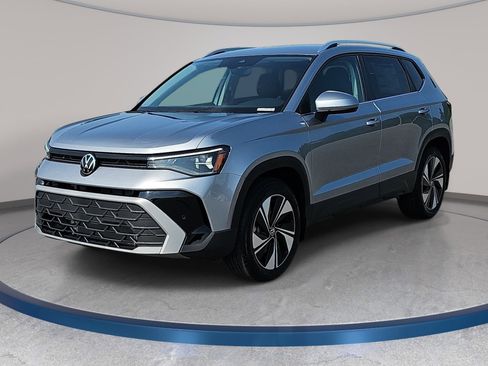 Used 2025 Volkswagen Taos SE image 1