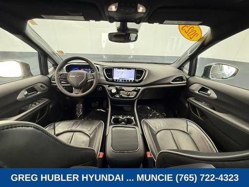 Used 2025 Chrysler Pacifica Limited FWD image 7