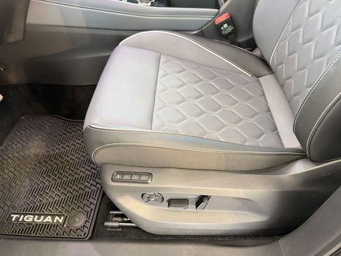 Used 2025 Volkswagen Tiguan SEL R-Line image 14