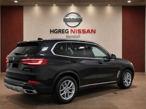 Used 2022 BMW X5 xDrive40i w/ Premium Package AWD/4WD image 4
