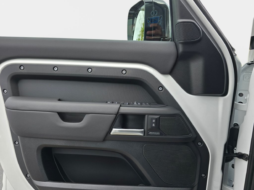 New 2026 Land Rover Defender 110 X-Dynamic SE AWD/4WD image 28