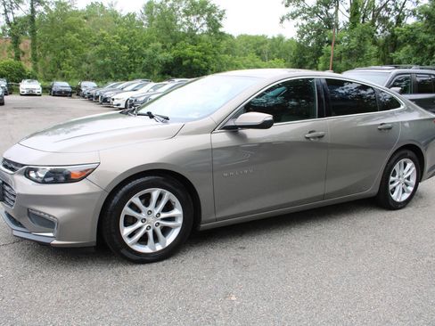 Used 2017 Chevrolet Malibu LT w/ Leather Package FWD image 13