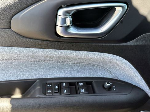 New 2024 Jeep Compass Latitude w/ Sun and Sound Group image 21