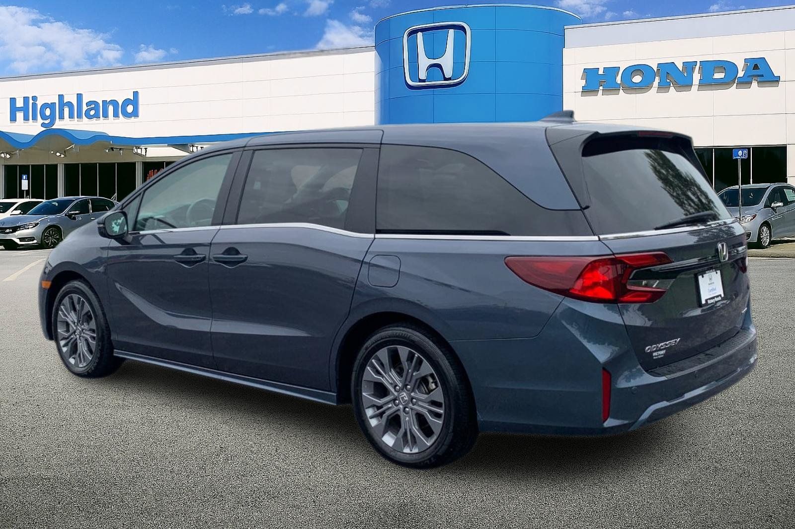 Used 2025 Honda Odyssey Touring image 3