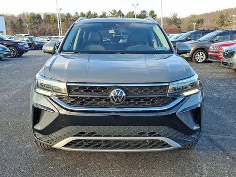 Certified 2022 Volkswagen Taos SE image 3