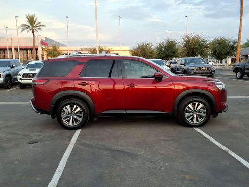 Used 2024 Nissan Pathfinder SL FWD image 3