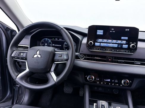 Used 2023 Mitsubishi Outlander SE AWD/4WD image 5