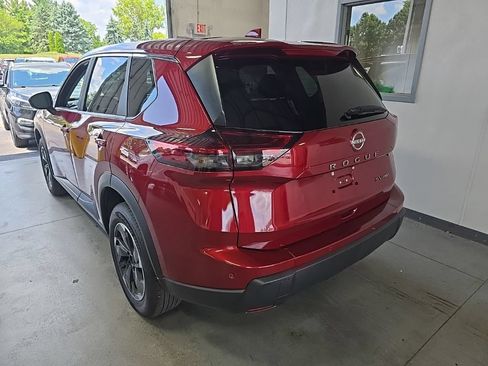 Used 2024 Nissan Rogue SV AWD/4WD image 3