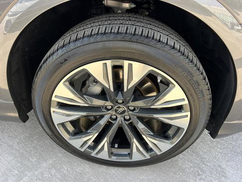 Used 2025 Audi Q8 Premium image 12