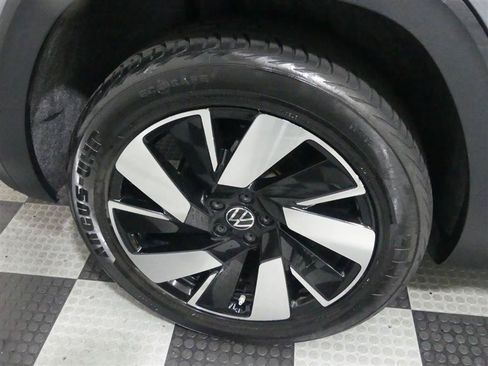 Used 2024 Volkswagen Atlas Cross Sport SE FWD image 17