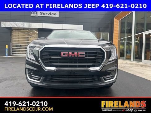 Used 2024 GMC Terrain SLE image 3