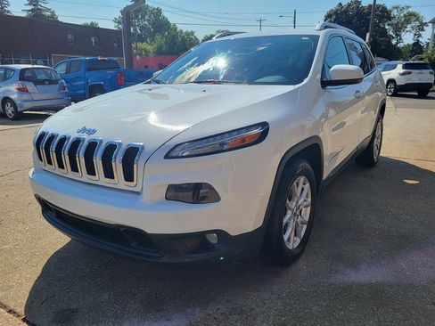 Used 2017 Jeep Cherokee Latitude FWD image 3
