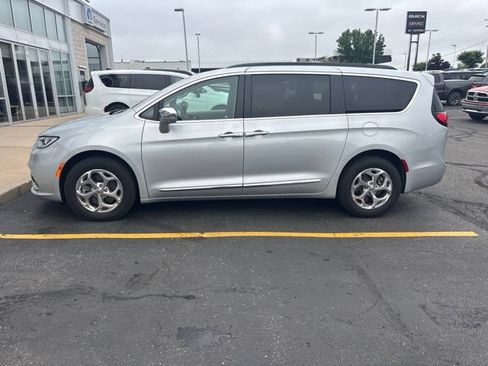 Used 2022 Chrysler Pacifica Limited AWD/4WD image 2