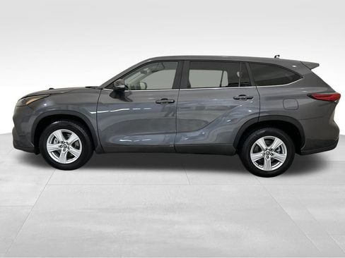 Used 2023 Toyota Highlander L image 2