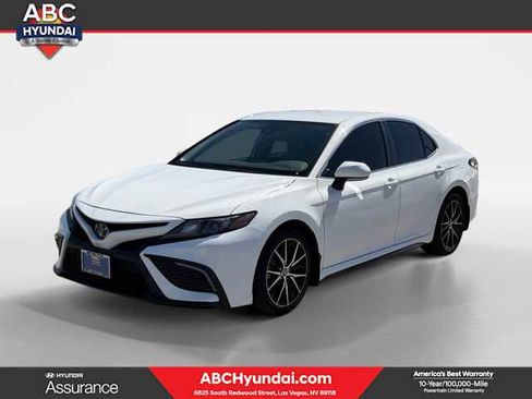 Used 2022 Toyota Camry SE image 1