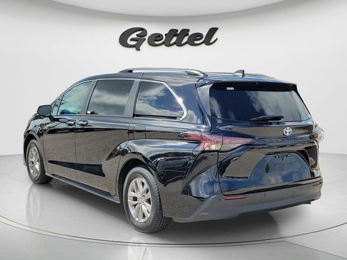 Certified 2024 Toyota Sienna XLE FWD image 7