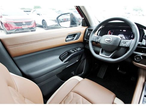 New 2026 Nissan Pathfinder Platinum FWD image 6
