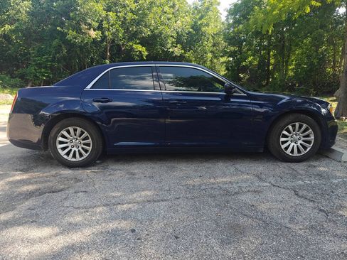 Used 2014 Chrysler 300 RWD image 3