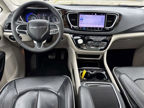 Used 2023 Chrysler Pacifica Limited image 14