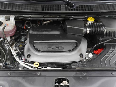 Used 2024 Chrysler Pacifica Limited image 30