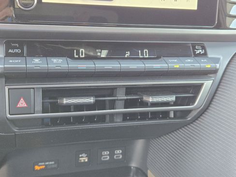 Used 2025 Toyota Camry SE w/ Convenience Package FWD image 11