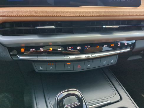 Certified 2025 Cadillac XT4 Premium Luxury w/ Technology Package image 28