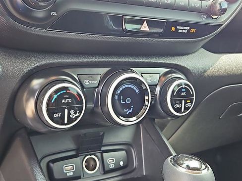 Used 2024 Hyundai Venue Limited FWD image 19