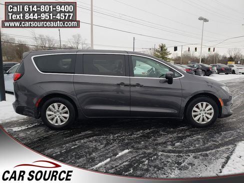 Used 2021 Chrysler Voyager L image 4