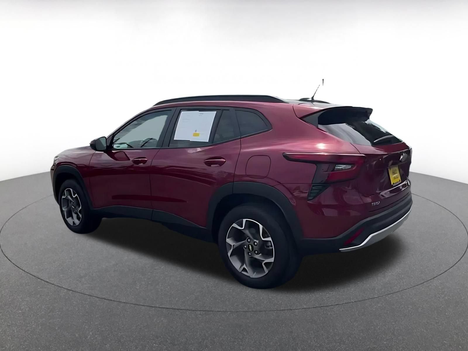 Used 2025 Chevrolet Trax LT w/ LT Convenience Package FWD image 9
