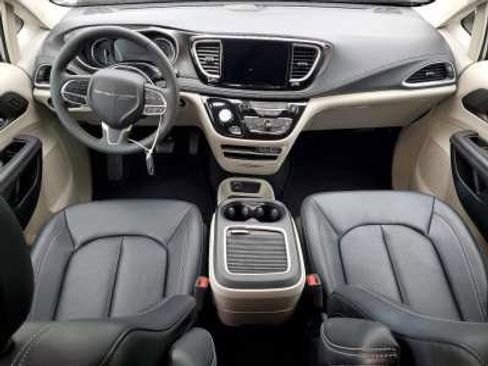 Used 2024 Chrysler Pacifica Limited FWD image 7