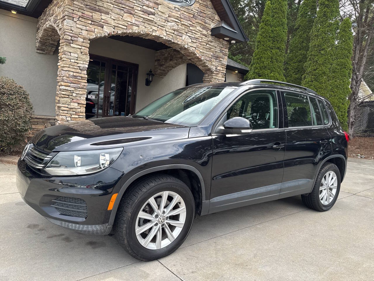 Used 2017 Volkswagen Tiguan S FWD image 2
