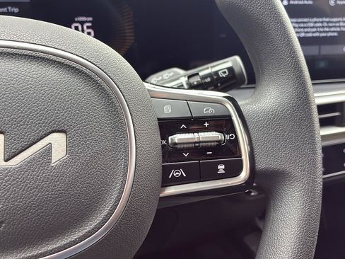 Used 2025 Kia Sorento LX FWD image 25