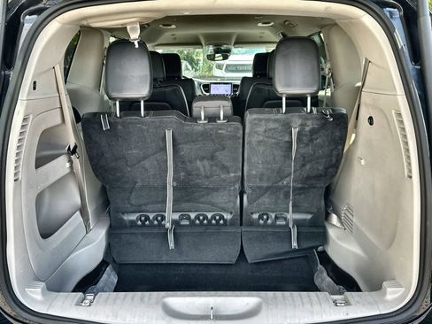 Used 2024 Chrysler Pacifica Touring-L FWD image 15