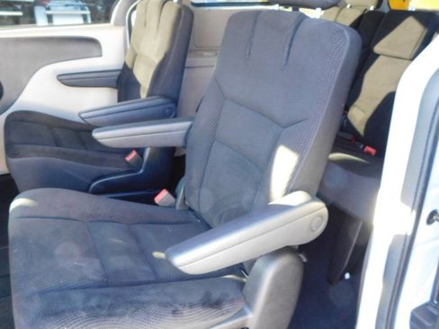 Used 2019 Dodge Grand Caravan SE w/ UConnect Hands-Free Group image 20