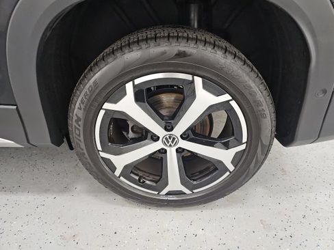Used 2025 Volkswagen Tiguan SE w/ Panoramic Sunroof Package AWD/4WD image 10